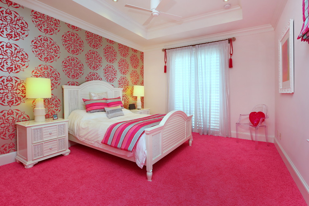 На фото: спальня в современном стиле с разноцветными стенами, ковровым покрытием, розовым полом и акцентной стеной