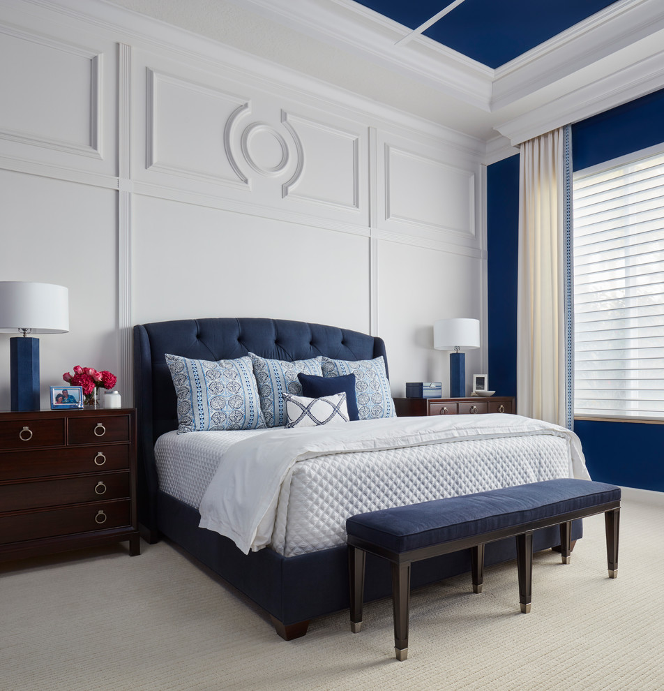 Modelo de dormitorio principal clásico renovado grande con paredes azules y moqueta