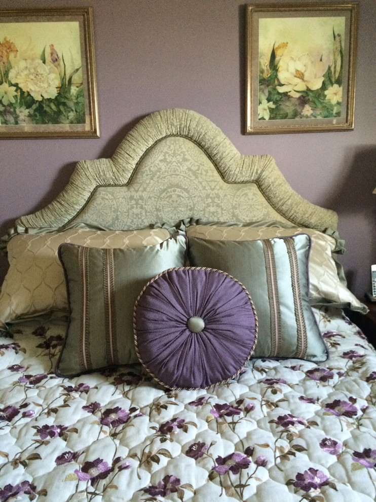 Modelo de habitación de invitados clásica de tamaño medio sin chimenea con paredes púrpuras