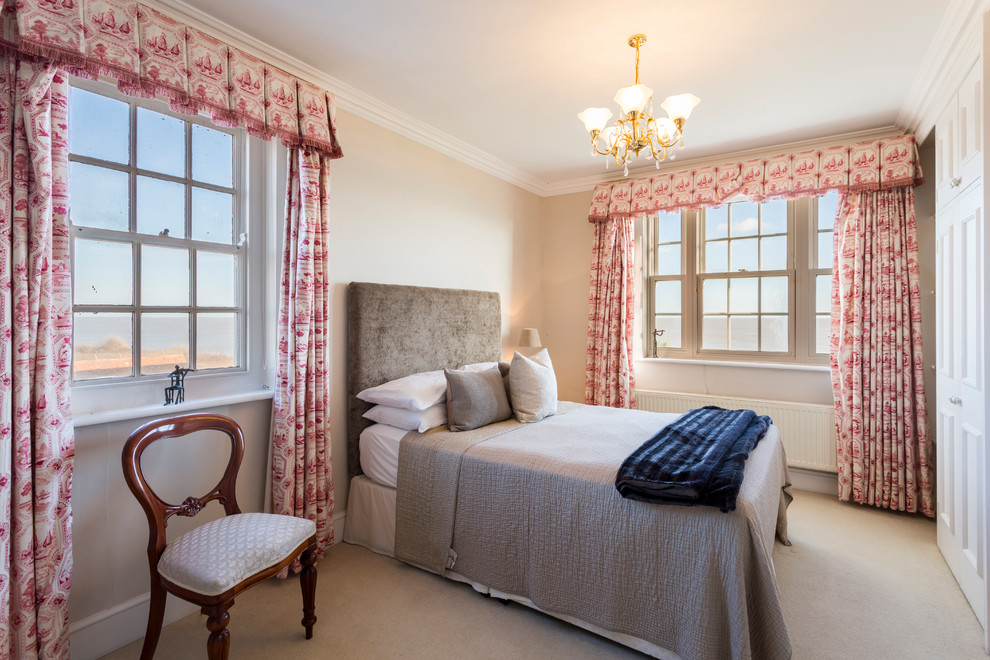Diseño de habitación de invitados clásica de tamaño medio con paredes beige, moqueta y suelo beige