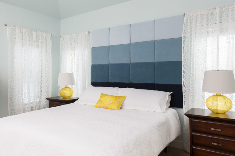 Modelo de dormitorio principal marinero de tamaño medio con paredes azules, moqueta y suelo beige