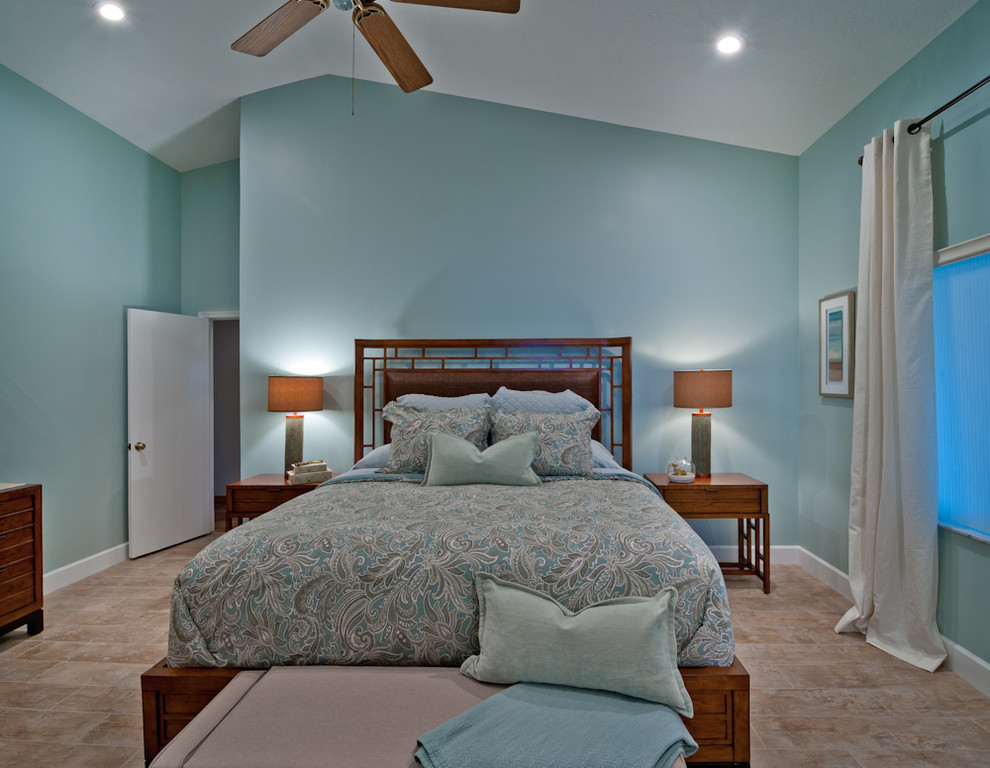 Свежая идея для дизайна: хозяйская спальня среднего размера в морском стиле с синими стенами и полом из керамогранита - отличное фото интерьера
