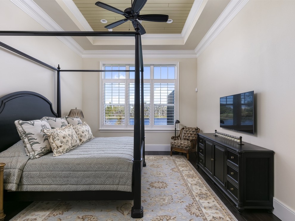 На фото: большая хозяйская спальня в морском стиле с бежевыми стенами, темным паркетным полом и коричневым полом без камина