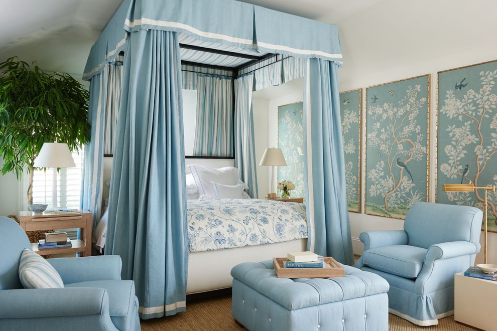 ロサンゼルスにあるトラディショナルスタイルのおしゃれな寝室 (白い壁、青いカーテン) のインテリア