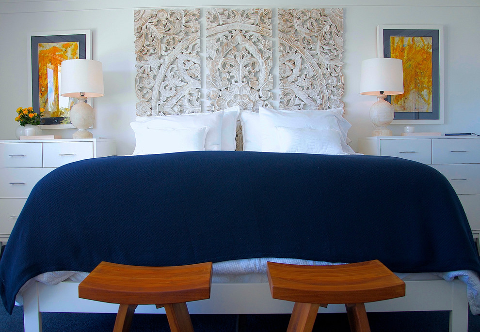 Пример оригинального дизайна: большая хозяйская спальня: освещение в морском стиле с белыми стенами и ковровым покрытием