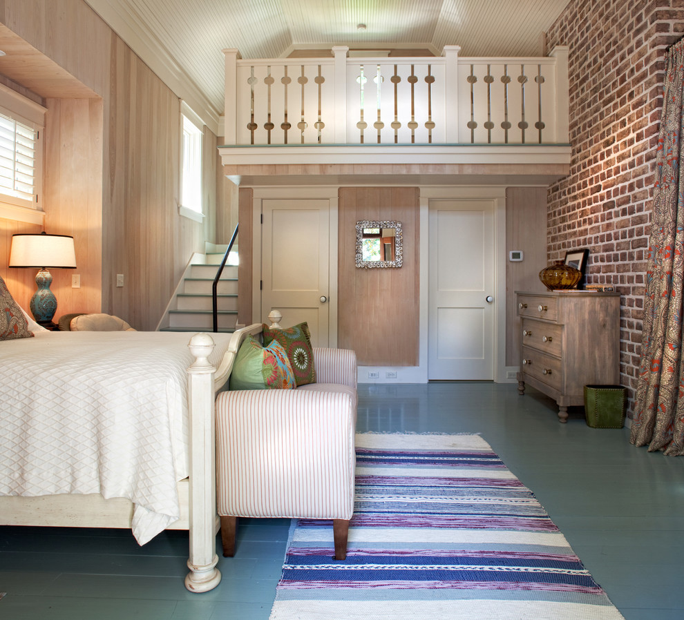 Klassisches Schlafzimmer mit beiger Wandfarbe und gebeiztem Holzboden in Atlanta