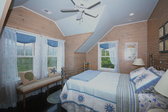 Esempio di una grande camera degli ospiti stile marinaro con pareti beige e parquet scuro