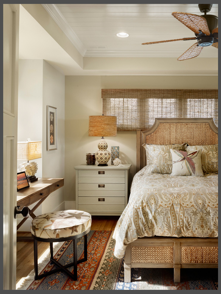 Foto de dormitorio principal clásico de tamaño medio con paredes beige y suelo de madera clara