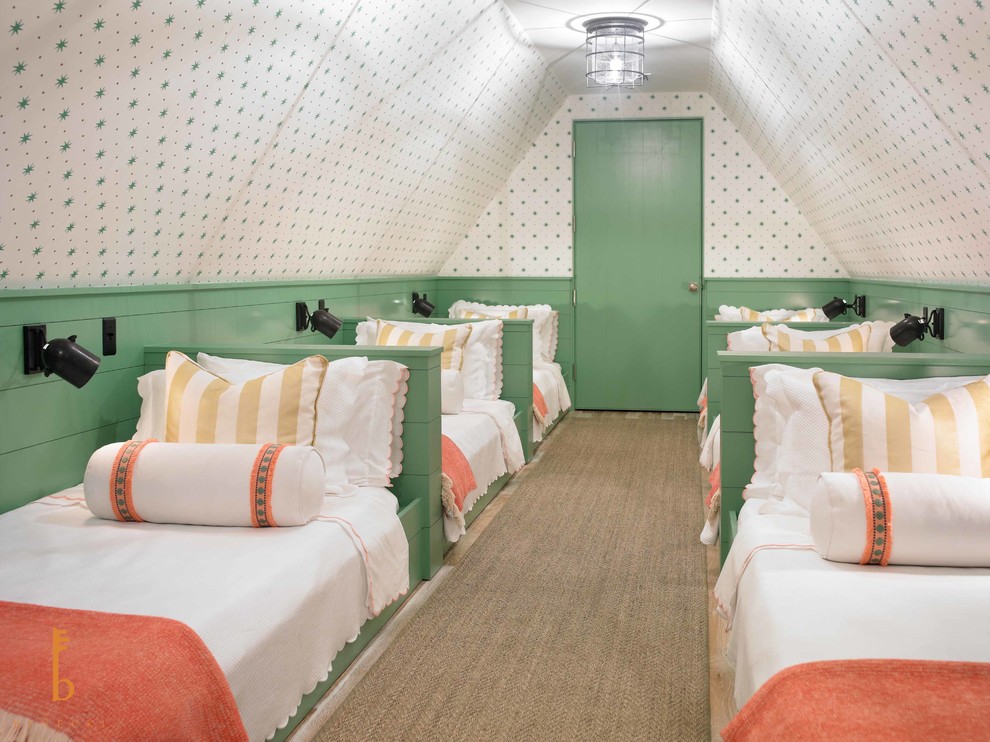 Ejemplo de habitación de invitados costera extra grande sin chimenea con paredes verdes y suelo de madera clara
