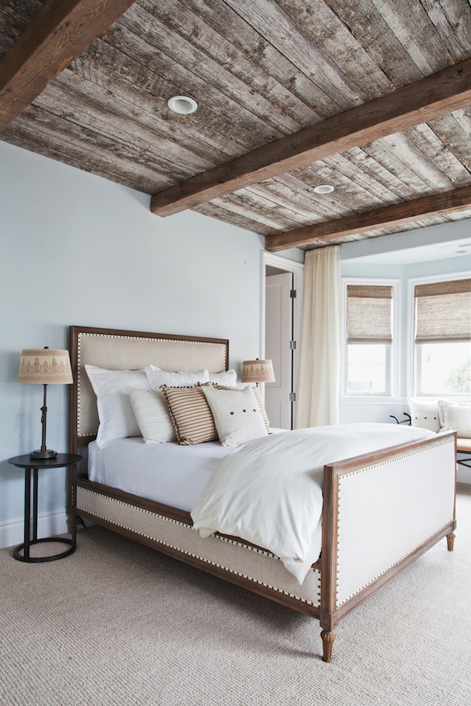 Стильный дизайн: большая гостевая спальня (комната для гостей) в морском стиле с серыми стенами и ковровым покрытием без камина - последний тренд