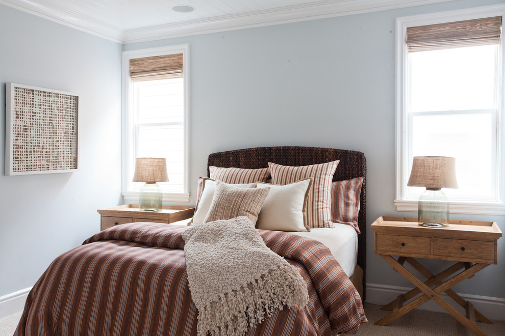 Свежая идея для дизайна: гостевая спальня среднего размера, (комната для гостей) в морском стиле с серыми стенами и ковровым покрытием без камина - отличное фото интерьера