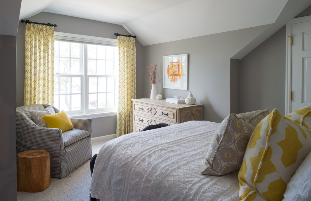 Idée de décoration pour une chambre avec moquette grise et jaune marine avec un mur gris.
