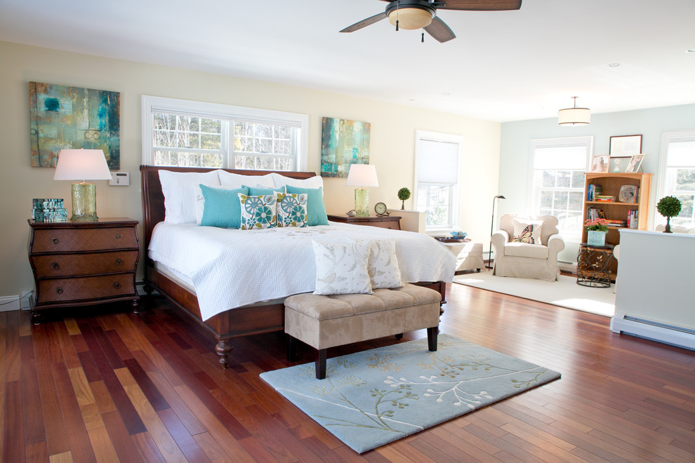 Immagine di una grande camera matrimoniale costiera con pareti beige, pavimento in legno massello medio e pavimento marrone