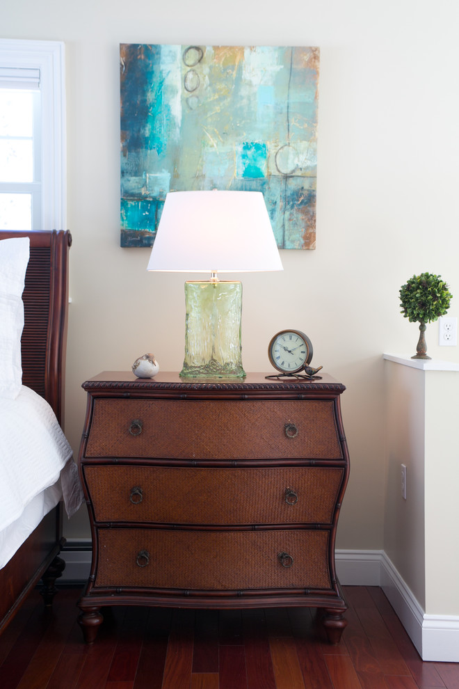 Imagen de dormitorio principal clásico renovado con paredes beige y suelo de madera en tonos medios