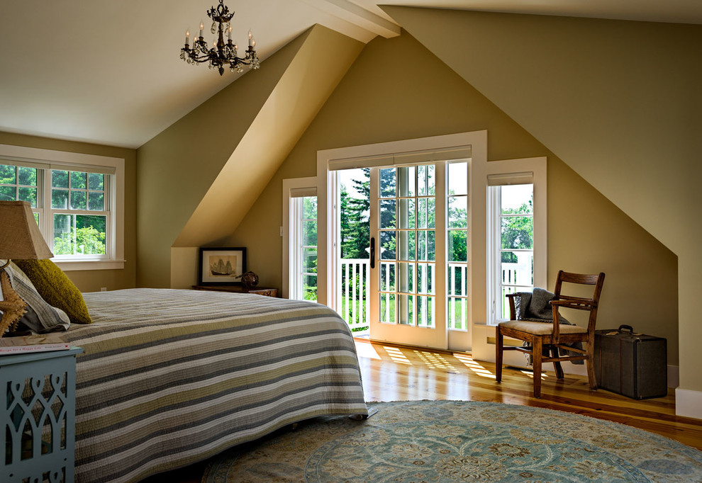 Imagen de dormitorio principal costero de tamaño medio con paredes beige y suelo de madera clara
