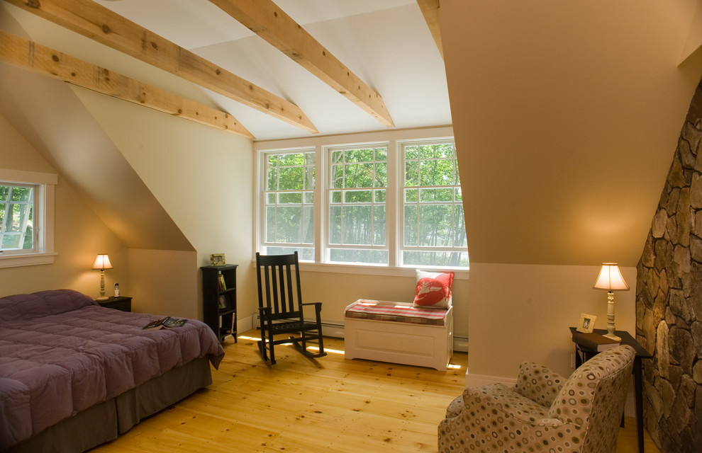 Landhausstil Schlafzimmer ohne Kamin mit beiger Wandfarbe und hellem Holzboden in Portland Maine