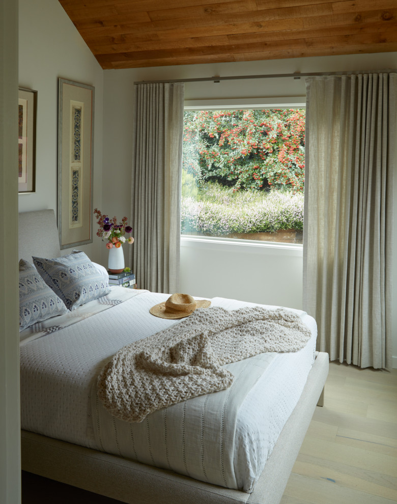 Immagine di una camera degli ospiti costiera di medie dimensioni con pareti bianche, parquet chiaro, pavimento beige e soffitto a volta