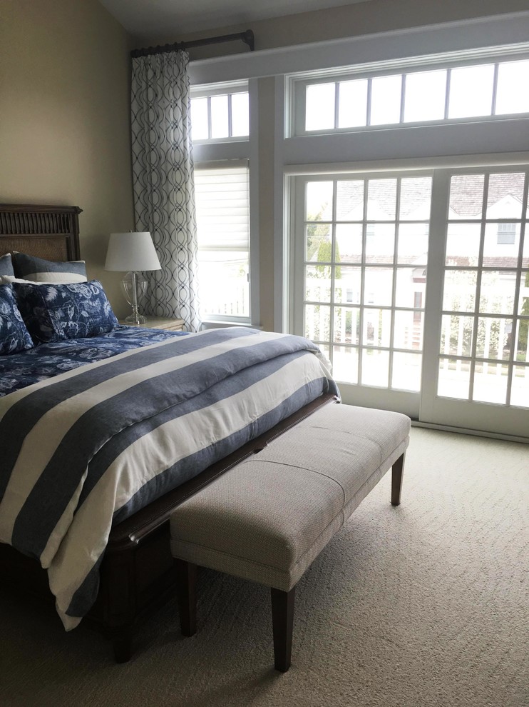 Foto de dormitorio principal marinero grande con moqueta y suelo beige