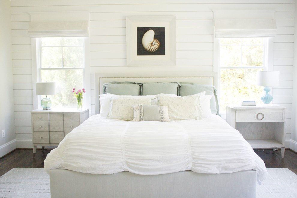 Imagen de dormitorio principal costero grande con paredes grises, suelo de madera oscura y suelo marrón