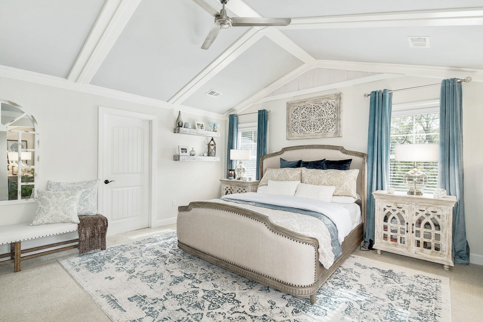 Geräumiges Maritimes Hauptschlafzimmer mit Teppichboden, gewölbter Decke, grauer Wandfarbe und grauem Boden in Philadelphia