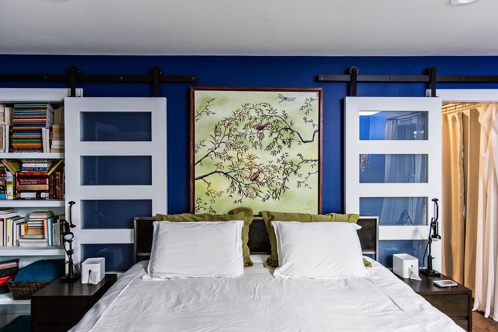 チャールストンにあるコンテンポラリースタイルのおしゃれな主寝室 (青い壁) のインテリア