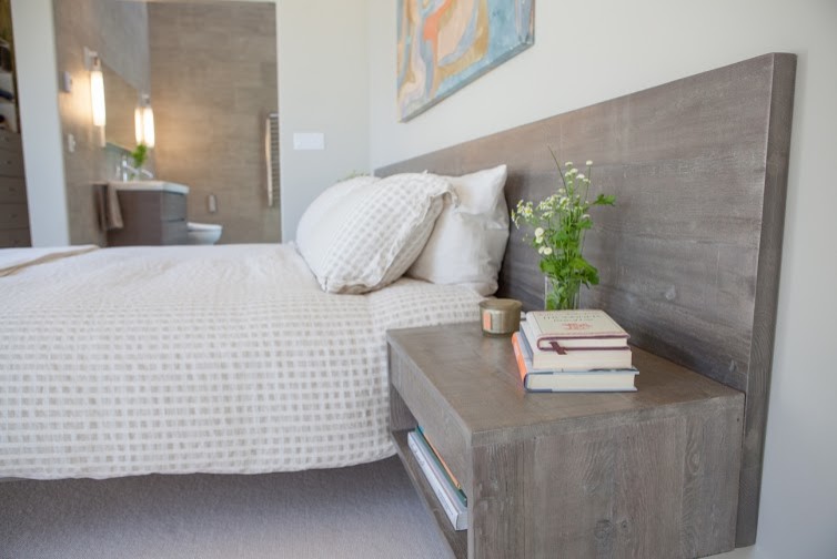 Foto de dormitorio tipo loft moderno de tamaño medio sin chimenea con paredes grises, moqueta y suelo beige
