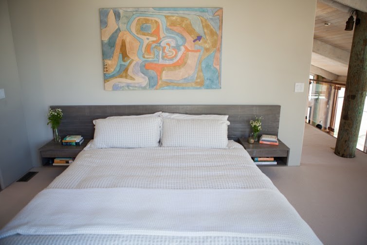 Mittelgroßes Modernes Schlafzimmer ohne Kamin, im Loft-Style mit grauer Wandfarbe, Teppichboden und beigem Boden in San Francisco