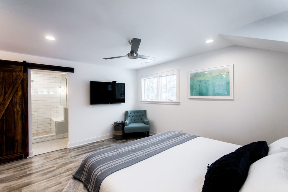 Foto de dormitorio principal marinero de tamaño medio sin chimenea con paredes blancas, suelo de madera en tonos medios y suelo marrón