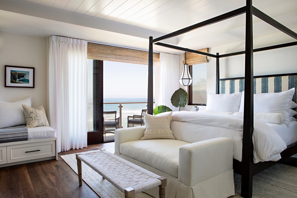 На фото: хозяйская спальня в морском стиле с белыми стенами и темным паркетным полом