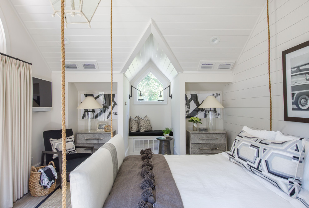 Идея дизайна: большая гостевая спальня (комната для гостей) в стиле неоклассика (современная классика) с белыми стенами, темным паркетным полом, коричневым полом и стенами из вагонки