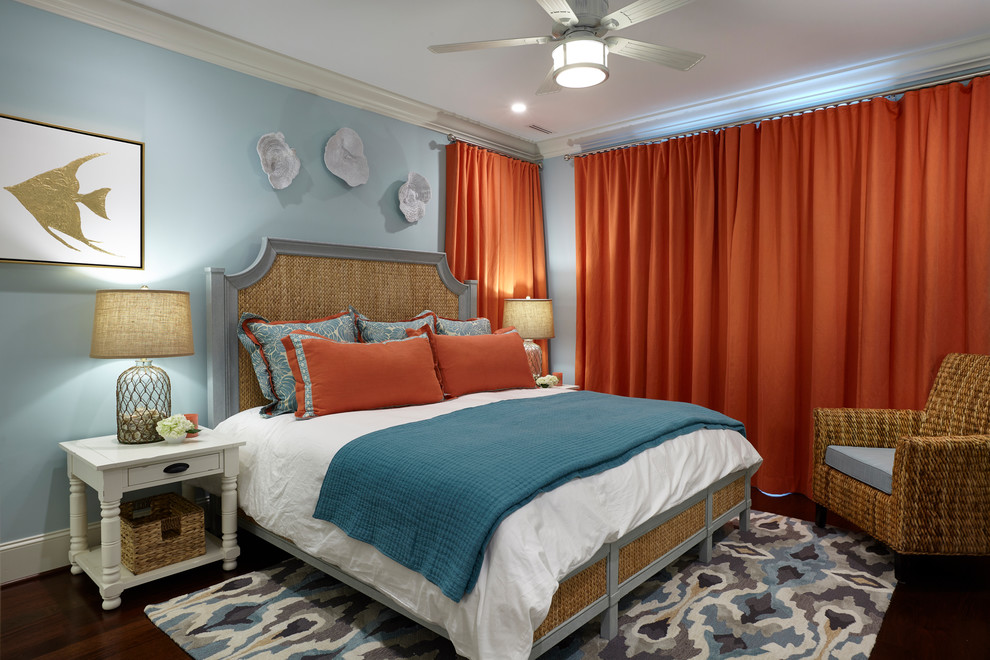 Maritimes Schlafzimmer mit blauer Wandfarbe, dunklem Holzboden und braunem Boden in Sonstige
