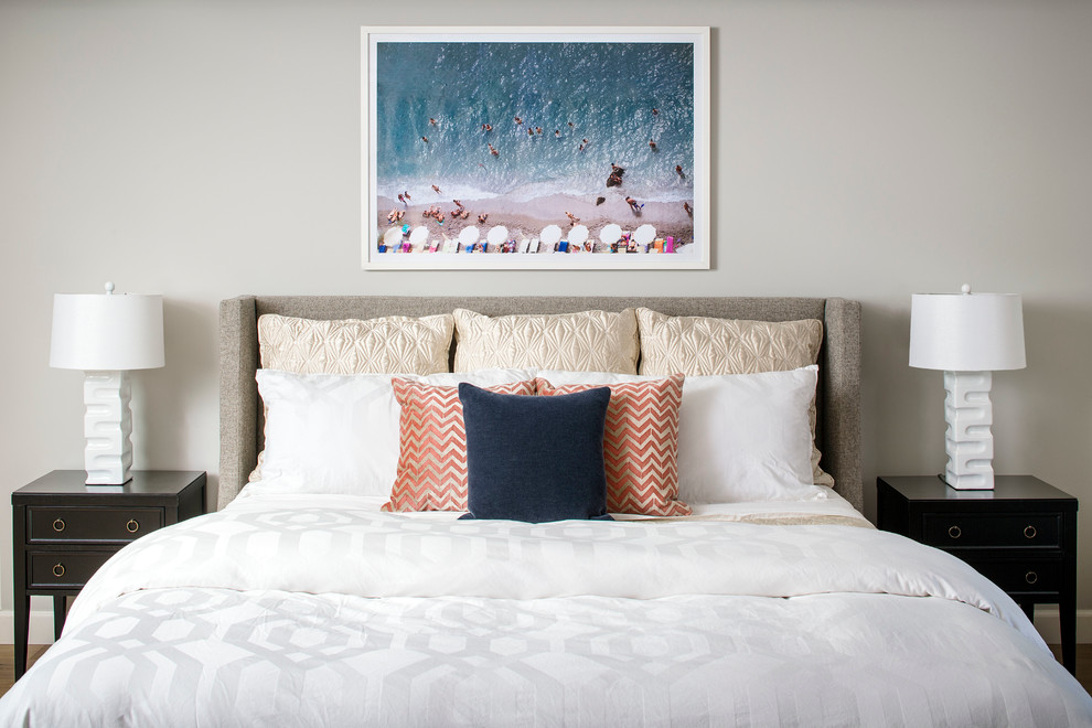 Idee per una camera degli ospiti moderna di medie dimensioni con pareti bianche e parquet chiaro