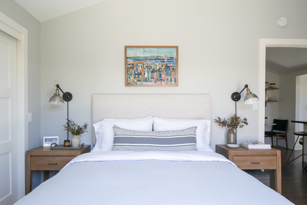 Kleines Country Hauptschlafzimmer mit grauer Wandfarbe in Orange County