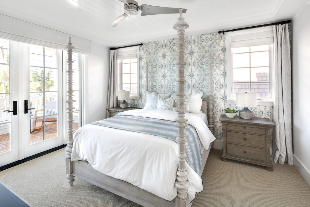 Imagen de dormitorio costero con paredes azules, moqueta y suelo beige