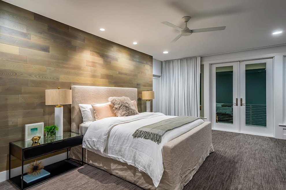 Стильный дизайн: большая гостевая спальня (комната для гостей) в современном стиле с коричневыми стенами, ковровым покрытием и серым полом без камина - последний тренд
