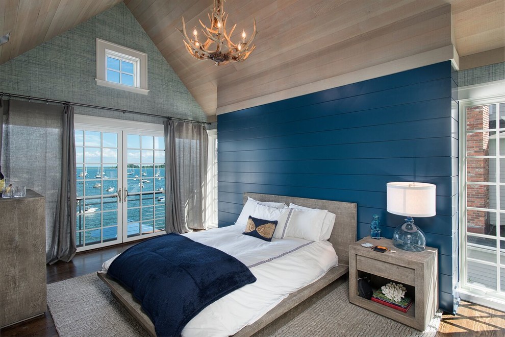 На фото: спальня: освещение в морском стиле с синими стенами с