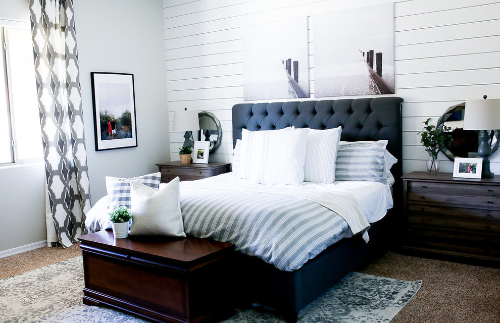 Mittelgroßes Landhausstil Hauptschlafzimmer mit weißer Wandfarbe, Teppichboden und braunem Boden in Phoenix
