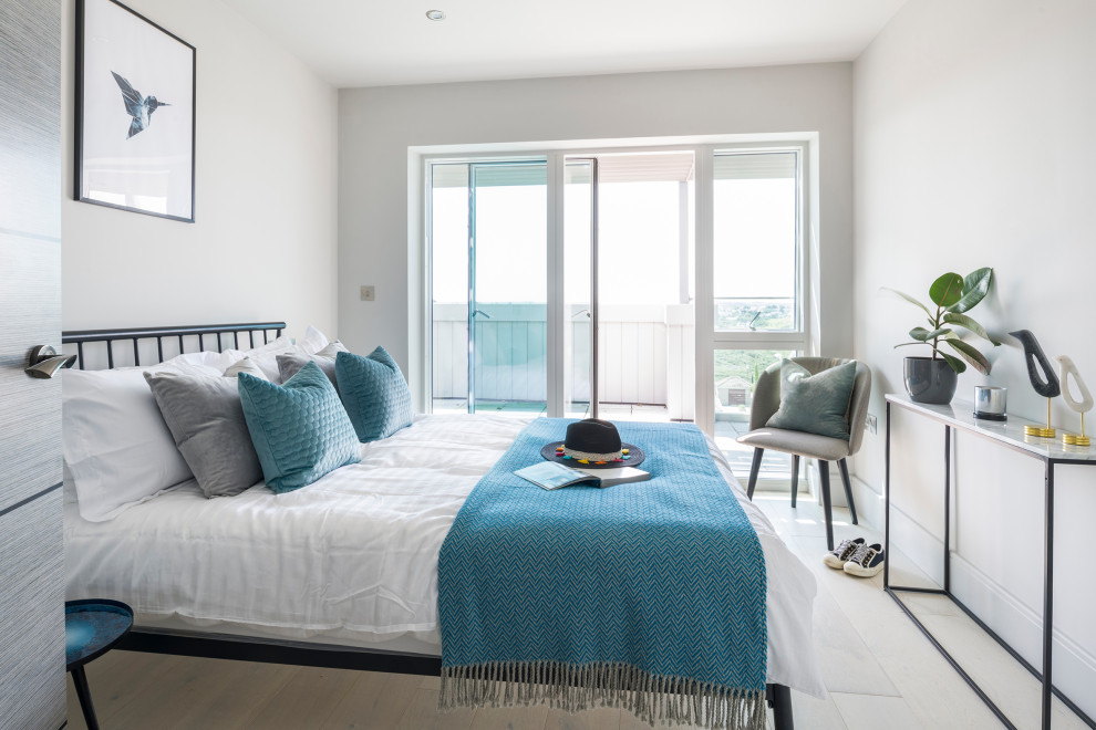 Идея дизайна: маленькая гостевая спальня (комната для гостей) в морском стиле с серыми стенами, светлым паркетным полом и белым полом для на участке и в саду