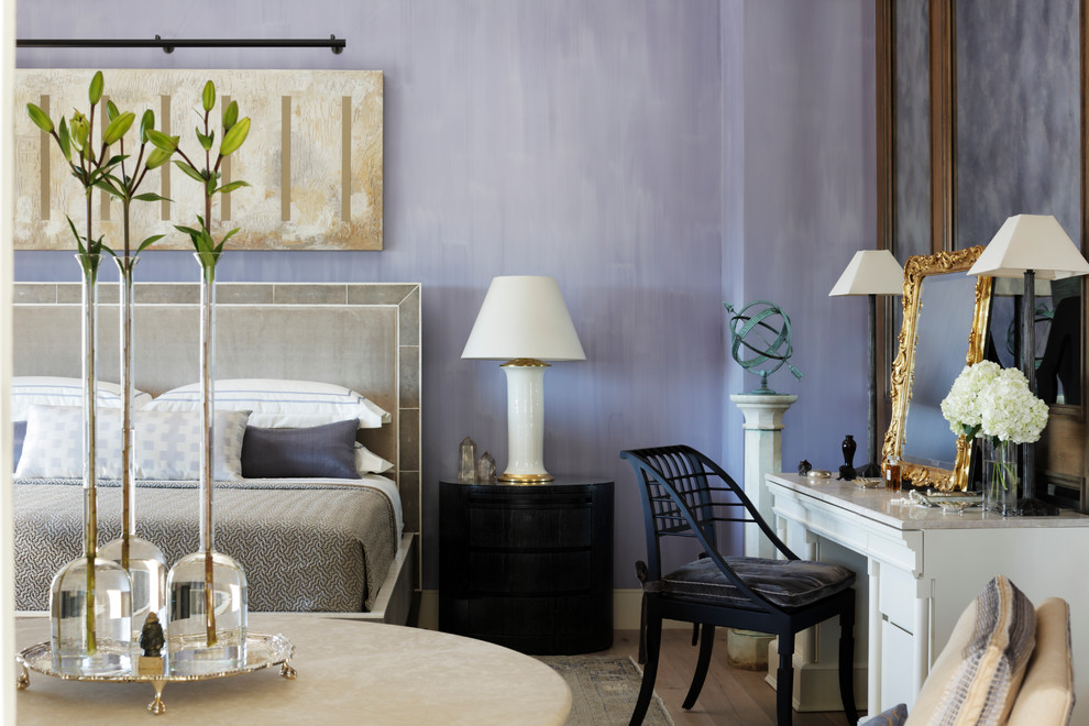 マイアミにあるトランジショナルスタイルのおしゃれな主寝室 (紫の壁、淡色無垢フローリング)
