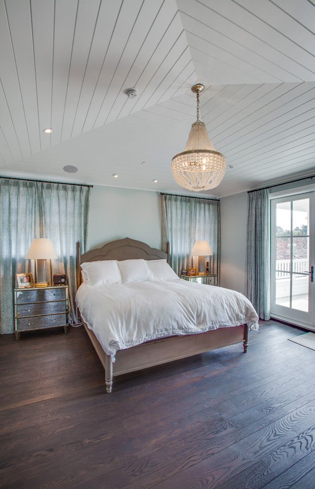 Стильный дизайн: хозяйская спальня в морском стиле с серыми стенами и темным паркетным полом - последний тренд