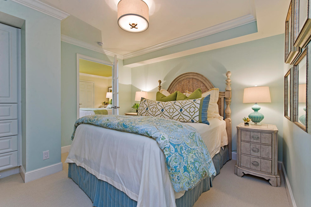 Mittelgroßes Klassisches Hauptschlafzimmer mit blauer Wandfarbe, Teppichboden und beigem Boden in Miami
