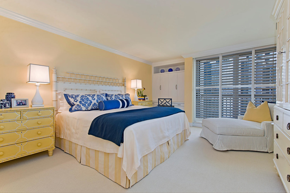 マイアミにあるトランジショナルスタイルのおしゃれな寝室 (黄色い壁、カーペット敷き、照明) のレイアウト