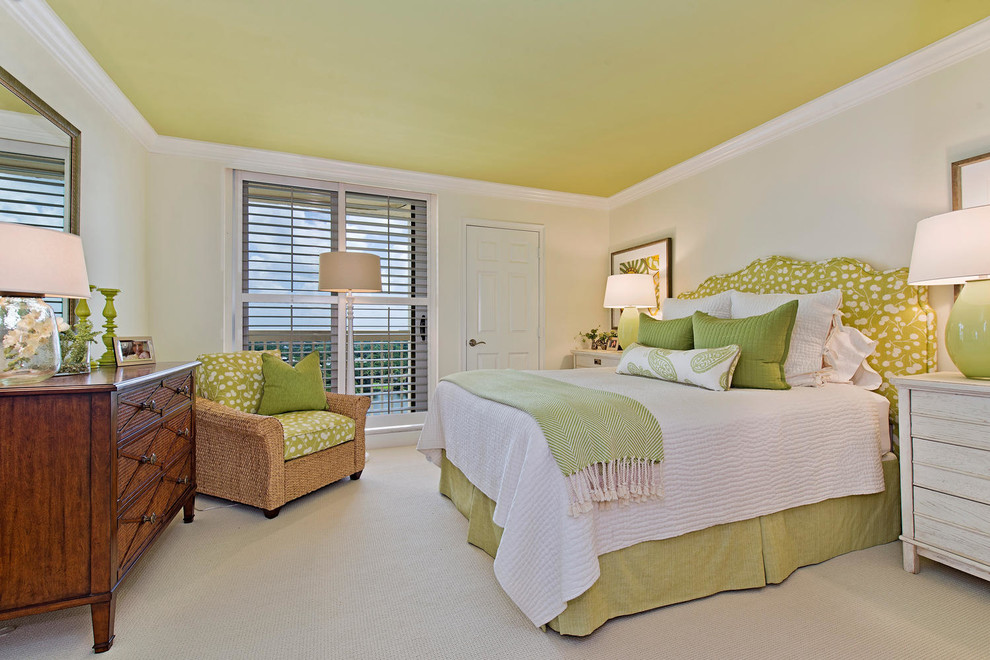 マイアミにある中くらいなトランジショナルスタイルのおしゃれな主寝室 (ベージュの壁、カーペット敷き、暖炉なし、白い床) のレイアウト