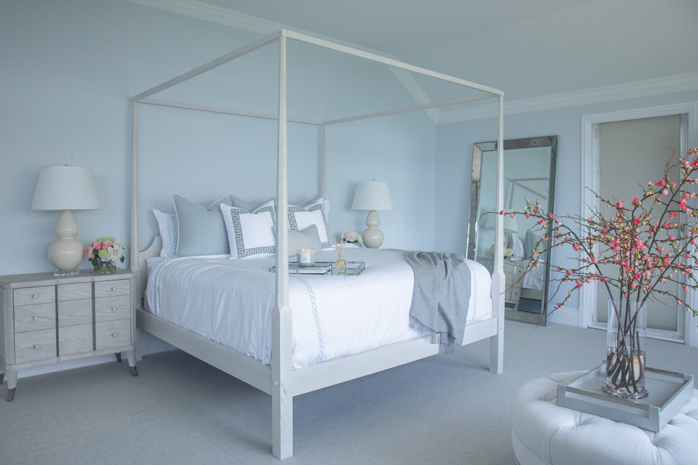 Ejemplo de dormitorio principal marinero grande con paredes azules, moqueta y suelo gris