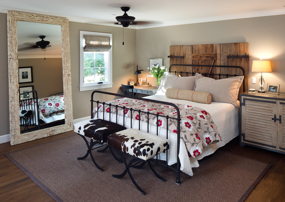 На фото: хозяйская спальня в стиле кантри с коричневыми стенами