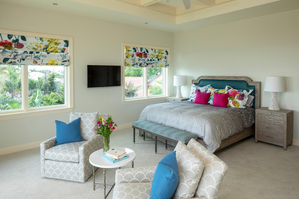 Свежая идея для дизайна: спальня в стиле неоклассика (современная классика) с серыми стенами, ковровым покрытием и серым полом - отличное фото интерьера