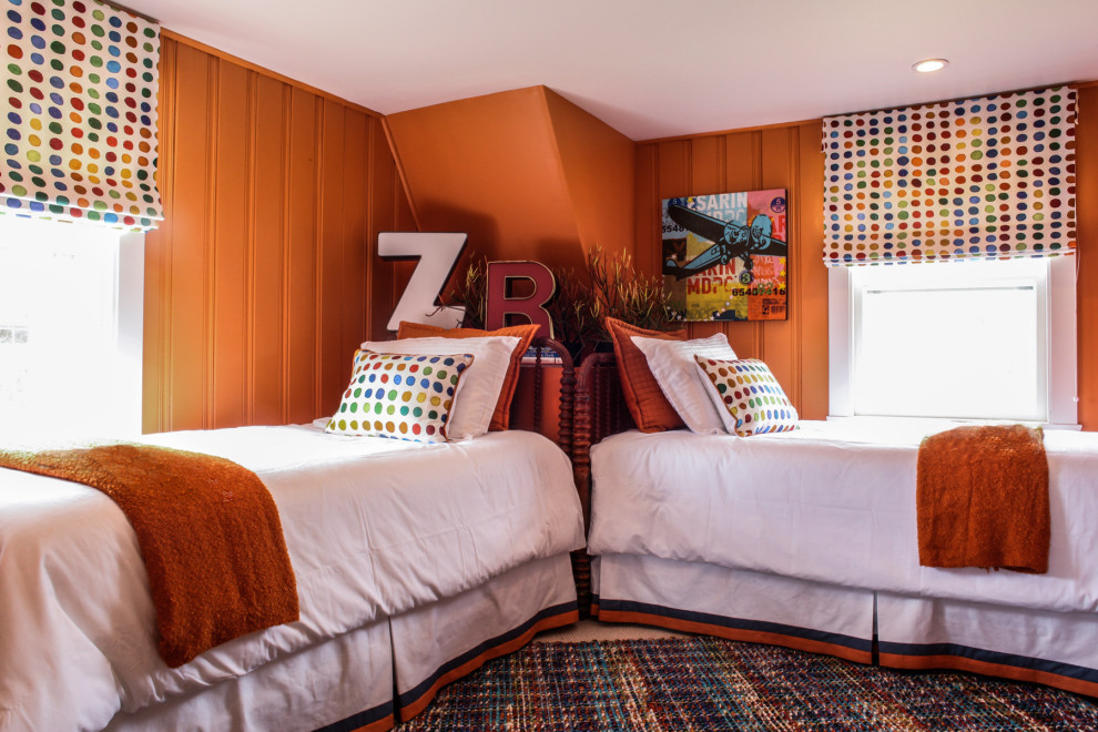 На фото: маленькая гостевая спальня (комната для гостей) в современном стиле с оранжевыми стенами, ковровым покрытием и оранжевым полом для на участке и в саду с