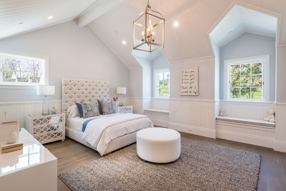 Imagen de dormitorio clásico renovado con paredes grises, suelo de madera oscura y suelo marrón