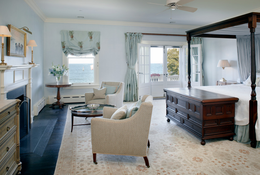 Стильный дизайн: спальня в морском стиле с синими стенами и стандартным камином - последний тренд