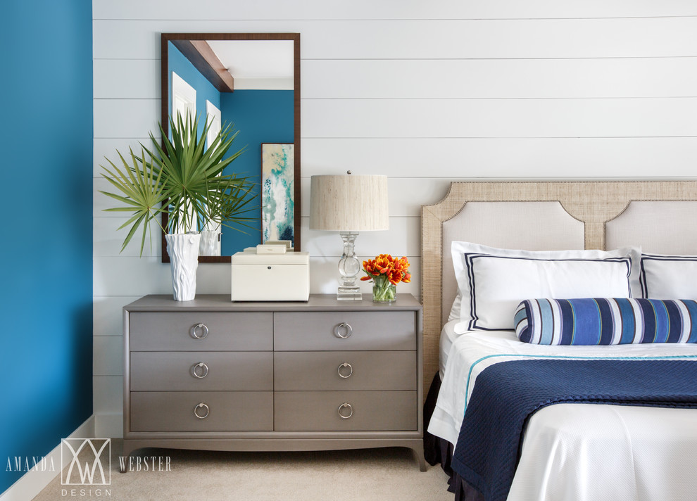 Immagine di una camera matrimoniale stile marinaro con pareti blu e moquette